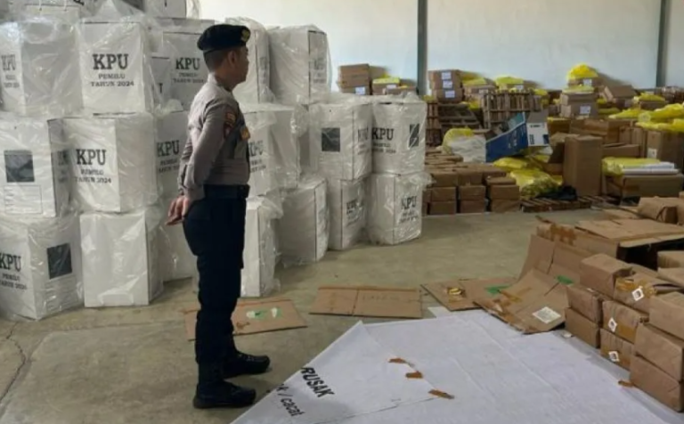 Anggota Sat Samapta Polresta Balikpapan melakukan pengamanan di gudang KPU