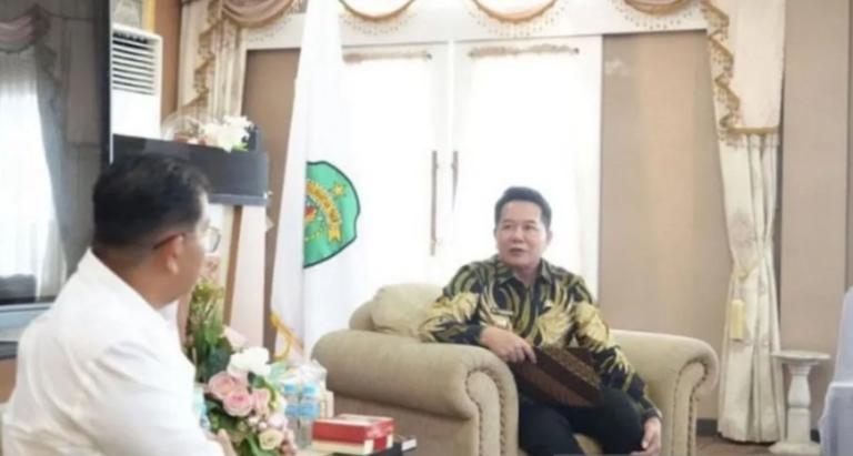 Pemprov Kaltim Dukung Pembangunan Bandara dan Pemekaran Kecamatan di Mahulu Akmal Malik (kanan) saat bertemu Bupati Mahakam Ulu Bonifasius Belawan Geh